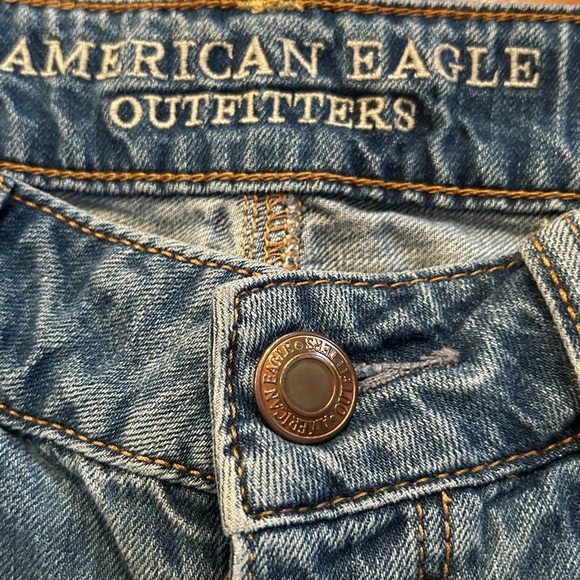 American Eagle Tomgirl Distressed Relaxed Jeans - Size 2 (Short 27”) Medium Wash - Picture 12 of 15